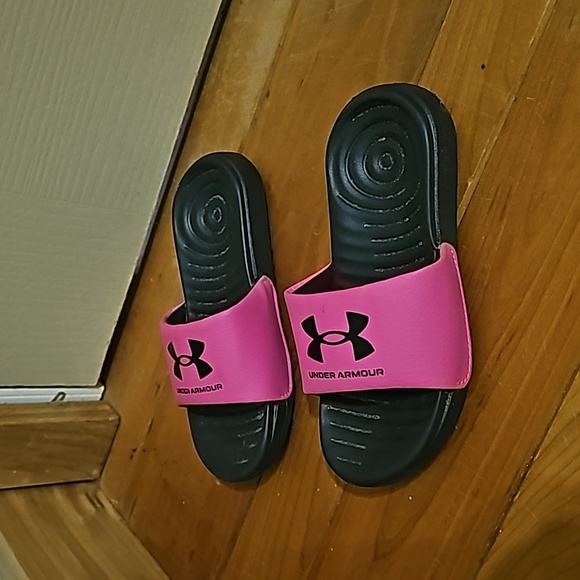 Toddler girls Under Armour pink slide on sandals 👡 - Picture 2 of 5